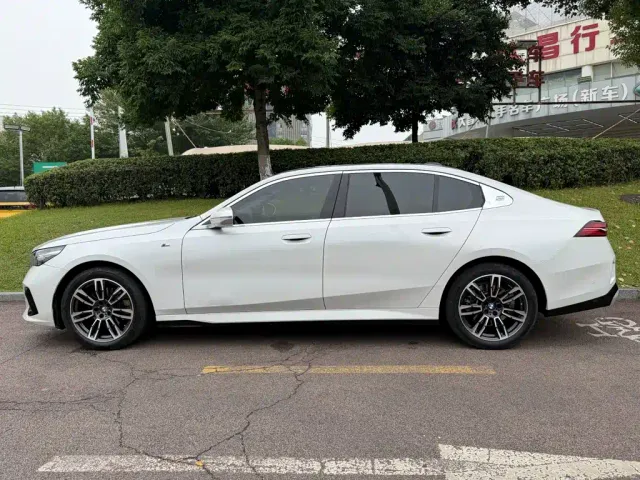 BMW 5 Series — Фото автомобиля 3