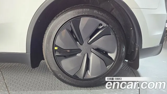 Tesla Model Y — Фото автомобиля 6
