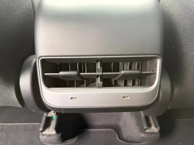 Tesla Model Y — Фото автомобиля 17