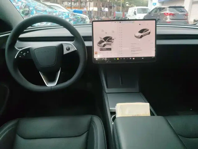 Tesla Model 3 — Фото автомобиля 5