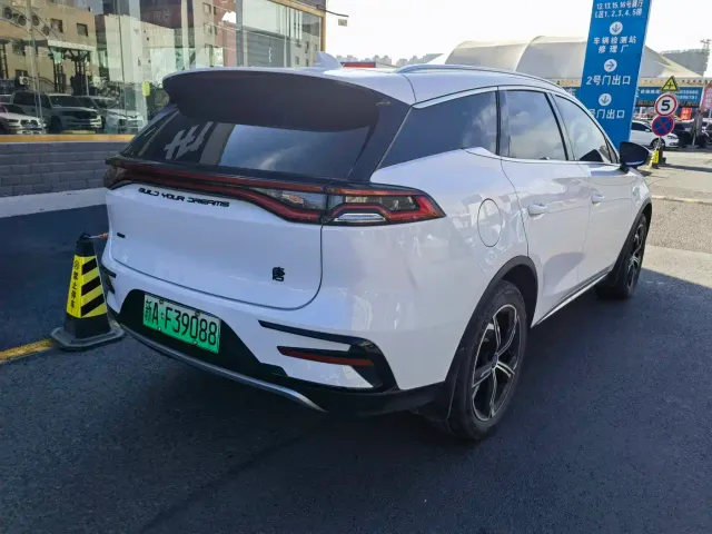 BYD Tang — Фото автомобиля 4