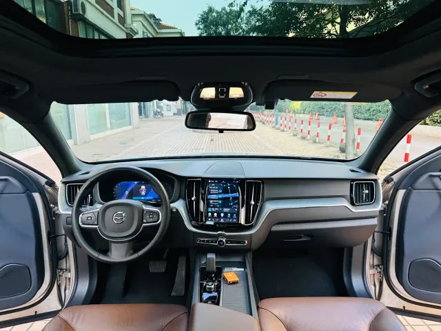 Volvo XC60 — Фото автомобиля 5