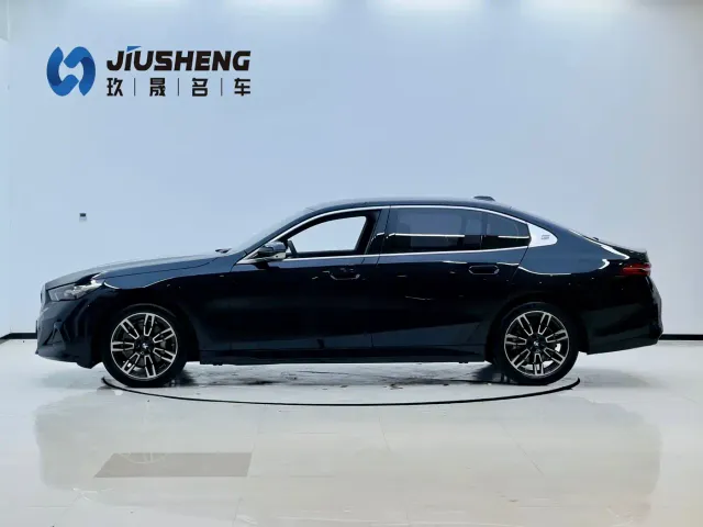 BMW 5 Series — Фото автомобиля 3