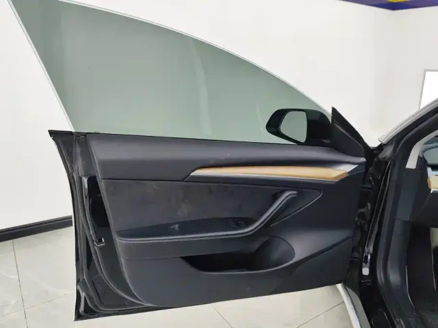 Tesla Model 3 — Фото автомобиля 7
