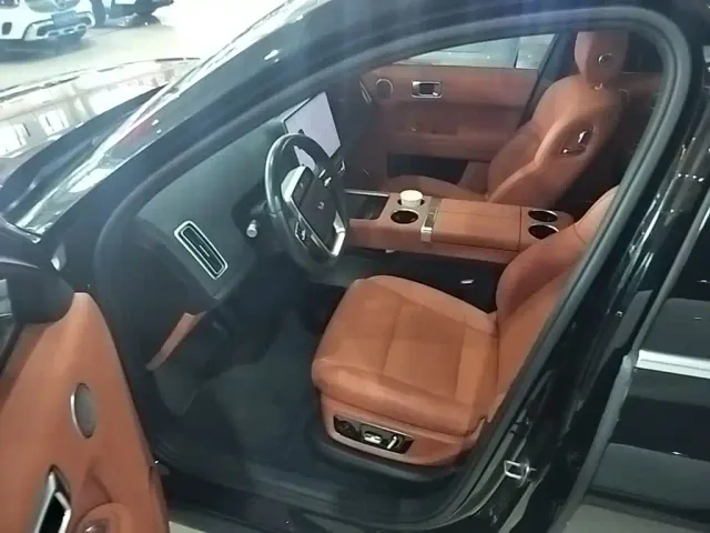Li Auto L8 — Фото автомобиля 15