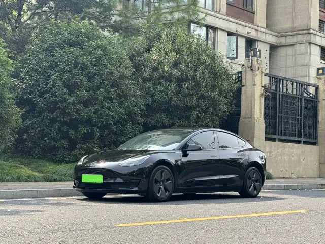 Tesla Model 3 — Фото автомобиля 2