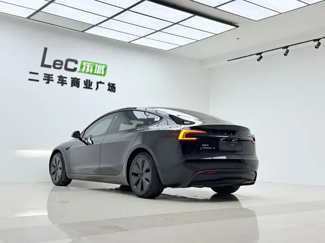 Tesla Model 3 — Фото автомобиля 15
