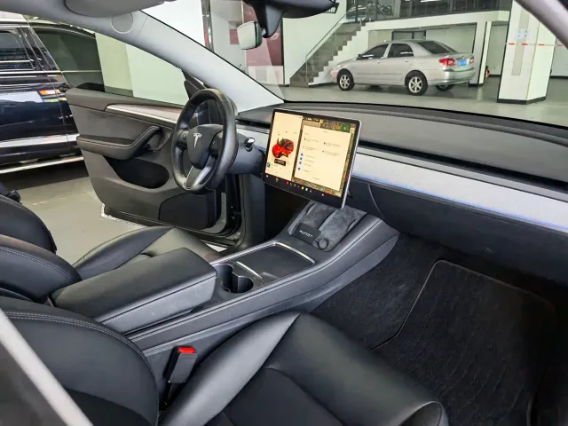Tesla Model Y — Фото автомобиля 13