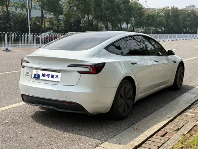 Tesla Model 3 — Фото автомобиля 6