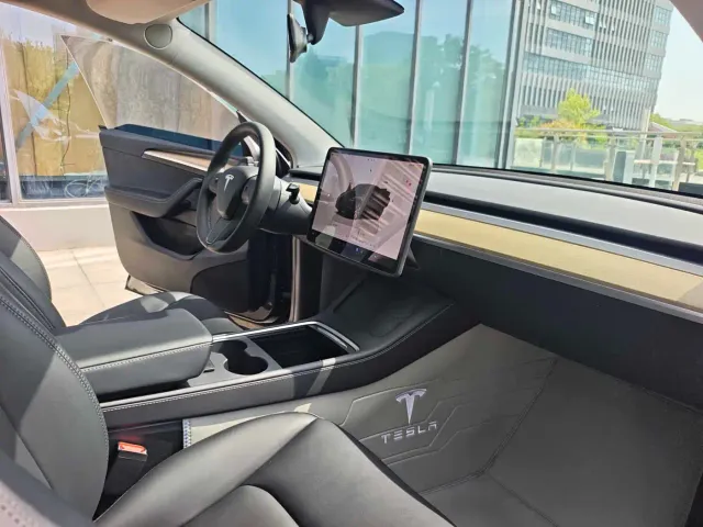 Tesla Model Y — Фото автомобиля 10