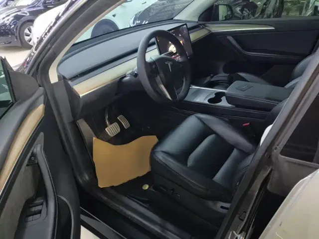 Tesla Model Y — Фото автомобиля 15