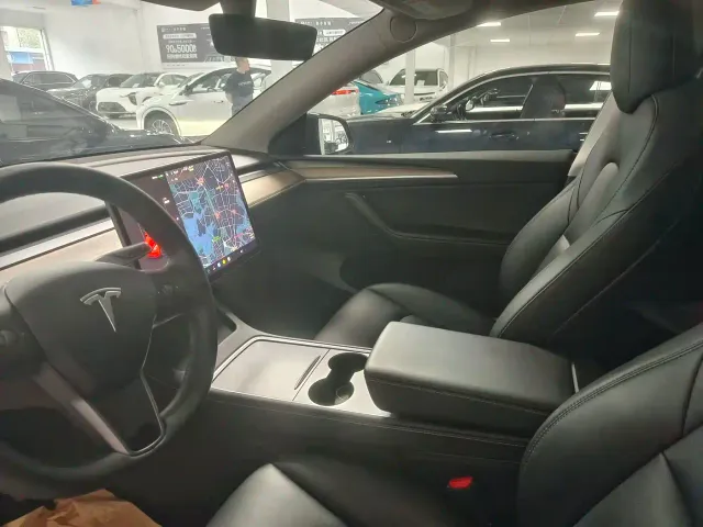 Tesla Model Y — Фото автомобиля 6