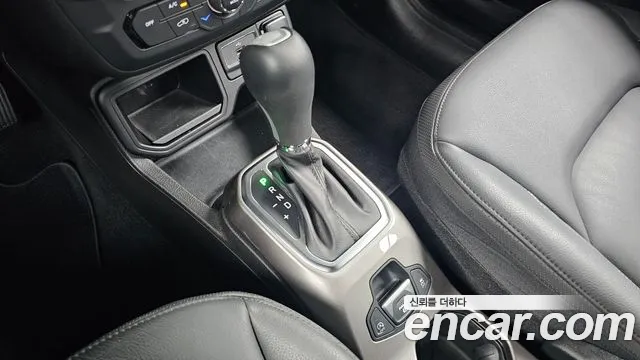 Jeep Renegade — Фото автомобиля 9