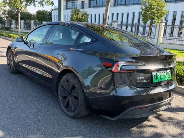 Tesla Model 3 — Фото автомобиля 5
