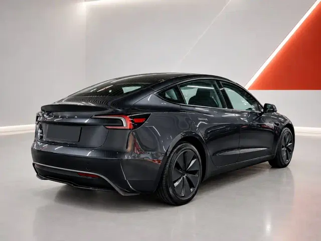 Tesla Model 3 — Фото автомобиля 6