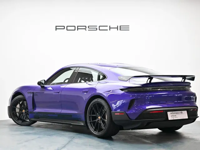 Porsche Taycan — Фото автомобиля 14