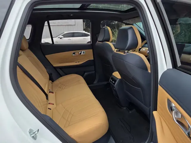 Geely Galaxy Starship 7 EM-i — Фото автомобиля 6