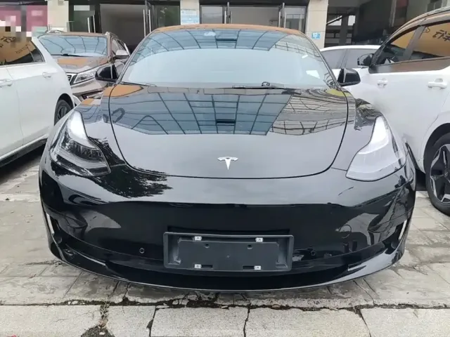 Tesla Model 3 — Фото автомобиля 2