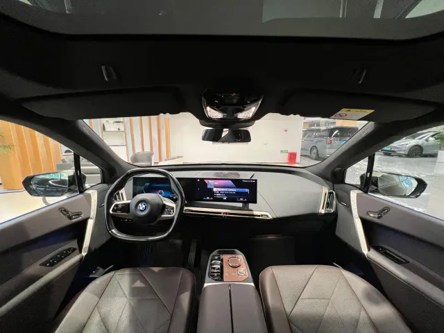 BMW iX — Фото автомобиля 12