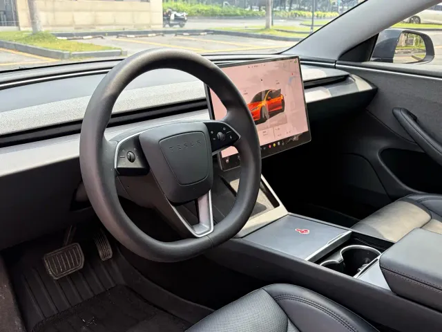 Tesla Model 3 — Фото автомобиля 24