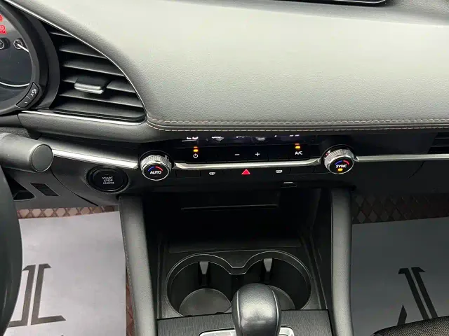 Mazda Axela — Фото автомобиля 12