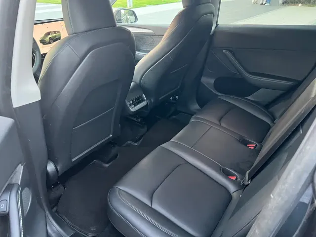Tesla Model Y — Фото автомобиля 10