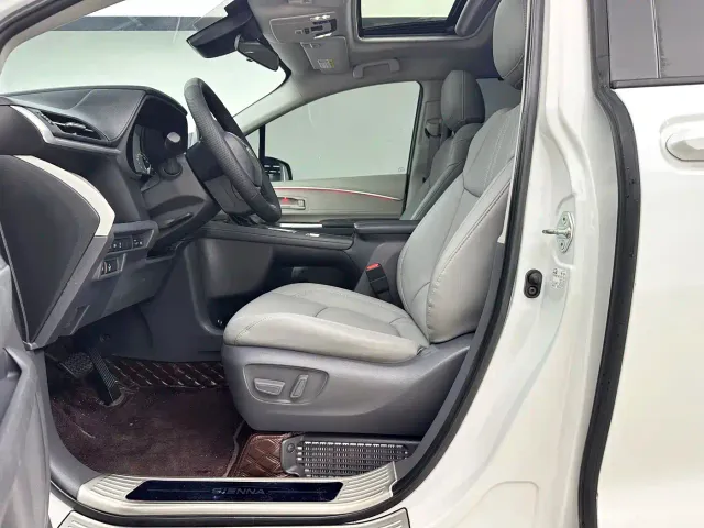Toyota Sienna — Фото автомобиля 11
