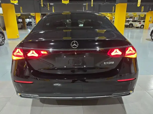 Mercedes-Benz E-Class — Фото автомобиля 5