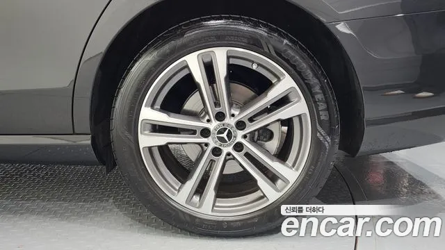 Mercedes-Benz E-Class — Фото автомобиля 21