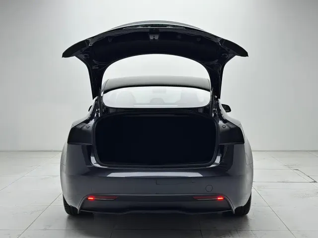 Tesla Model 3 — Фото автомобиля 23