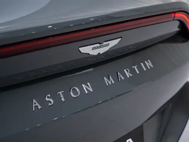 Aston Martin V8 Vantage — Фото автомобиля 9