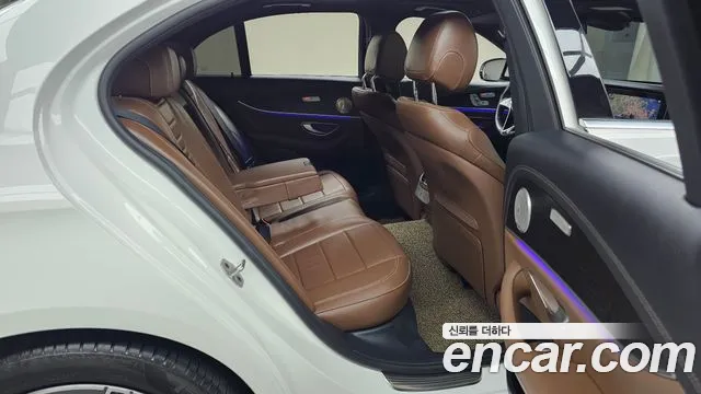 Mercedes-Benz E-Class — Фото автомобиля 11