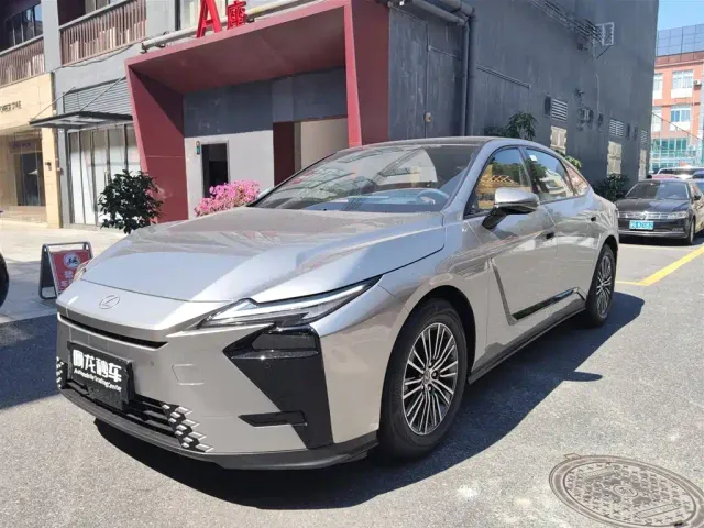 Фотография автомобиля — Lexus ES