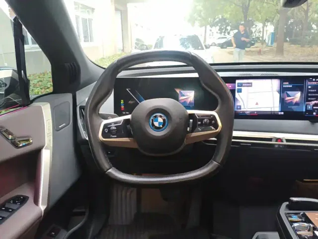 BMW iX — Фото автомобиля 10