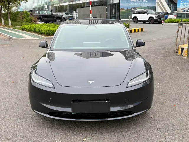 Tesla Model 3 — Фото автомобиля 2