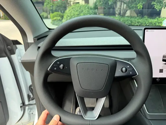 Tesla Model Y — Фото автомобиля 16