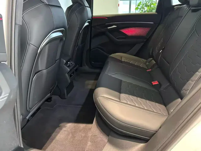 Audi Q6L e-tron — Фото автомобиля 8