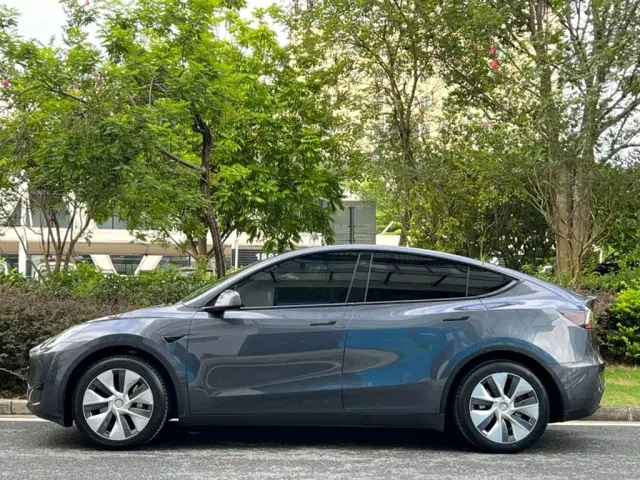 Tesla Model Y — Фото автомобиля 16