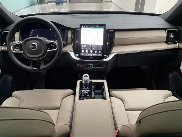 Volvo XC90 — Фото автомобиля 13