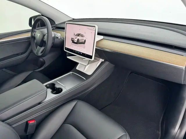Tesla Model Y — Фото автомобиля 12