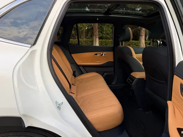 Geely Galaxy Starship 7 EM-i — Фото автомобиля 18
