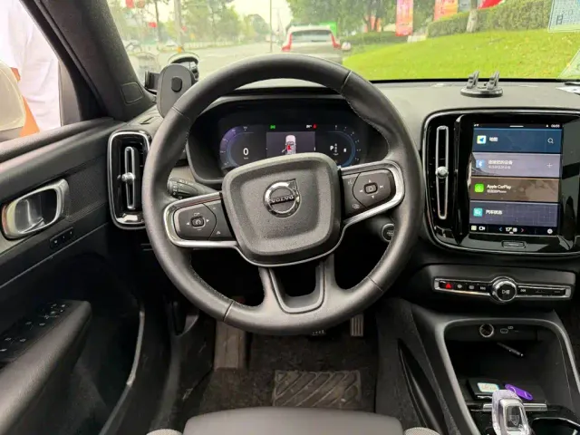 Volvo XC40 — Фото автомобиля 14