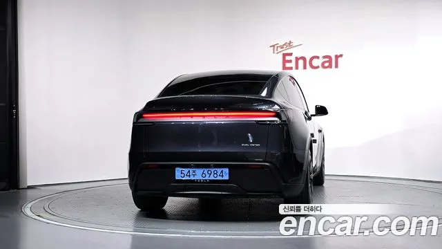 Tesla Model Y — Фото автомобиля 4
