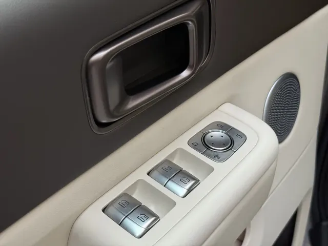 Li Auto MEGA — Фото автомобиля 14