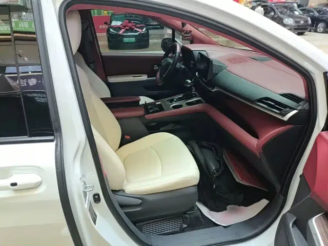 Toyota Sienna — Фото автомобиля 24