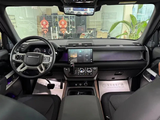 Land Rover Defender — Фото автомобиля 11