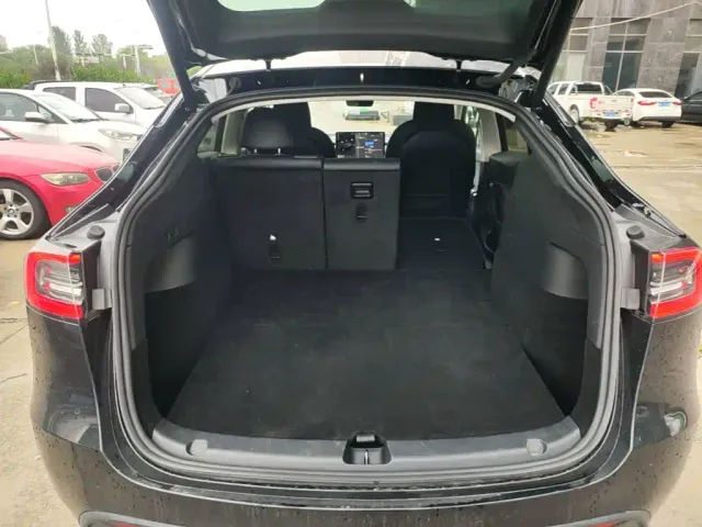 Tesla Model Y — Фото автомобиля 18