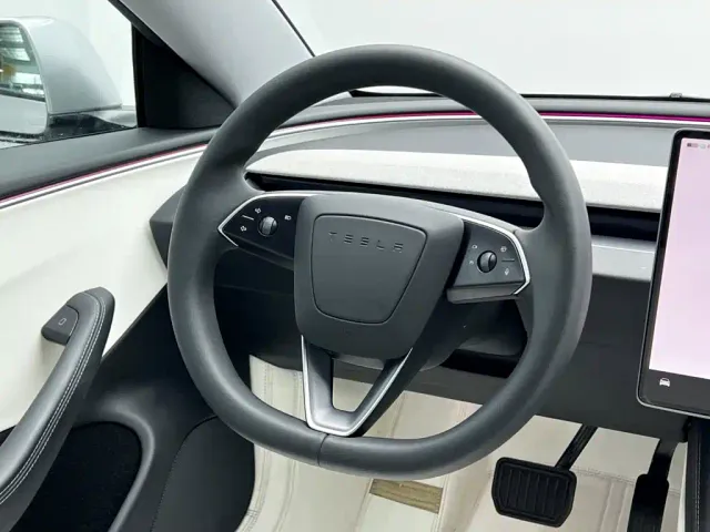 Tesla Model 3 — Фото автомобиля 23