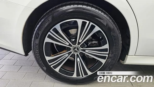 Mercedes-Benz E-Class — Фото автомобиля 5