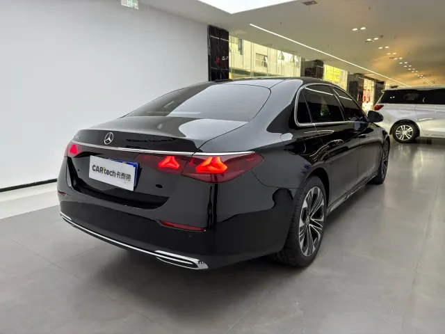 Mercedes-Benz E-Class — Фото автомобиля 3